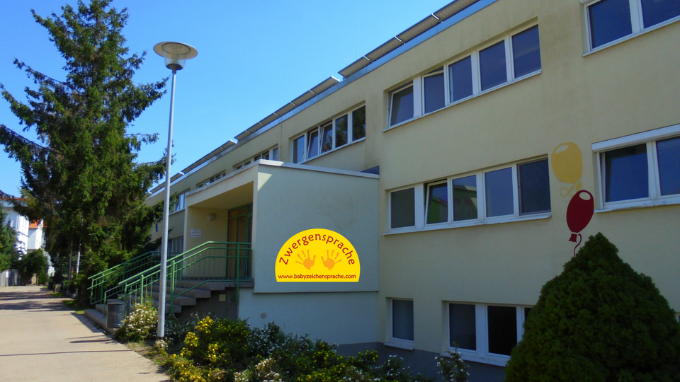 Auf dem Bild ist ein Gebäude zu sehen. Es ist die Kinderkrippe Regenbogen in Arnstadt. 
