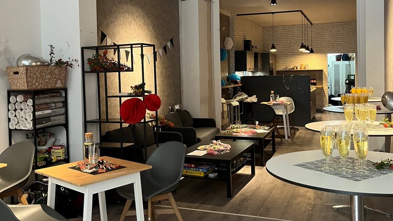 Auf dem Bild ist das neue Jugendcafé zu sehen. 