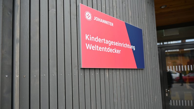 Auf dem Bild ist das Eingangsschild der Kindertageseinrichtung Weltentdecker zu sehen.