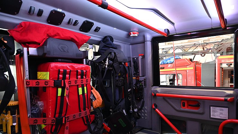 Auf dem Foto sieht man einen verbauten Rauchmelder in einem Feuerwehrfahrzeug. 