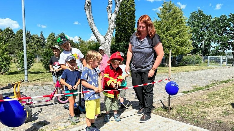 Auf dem Bild disnd Kinder der Wipfrataler Strolche zu sehen sowie die Einrichtungsleiterin Anett Sträßer. 