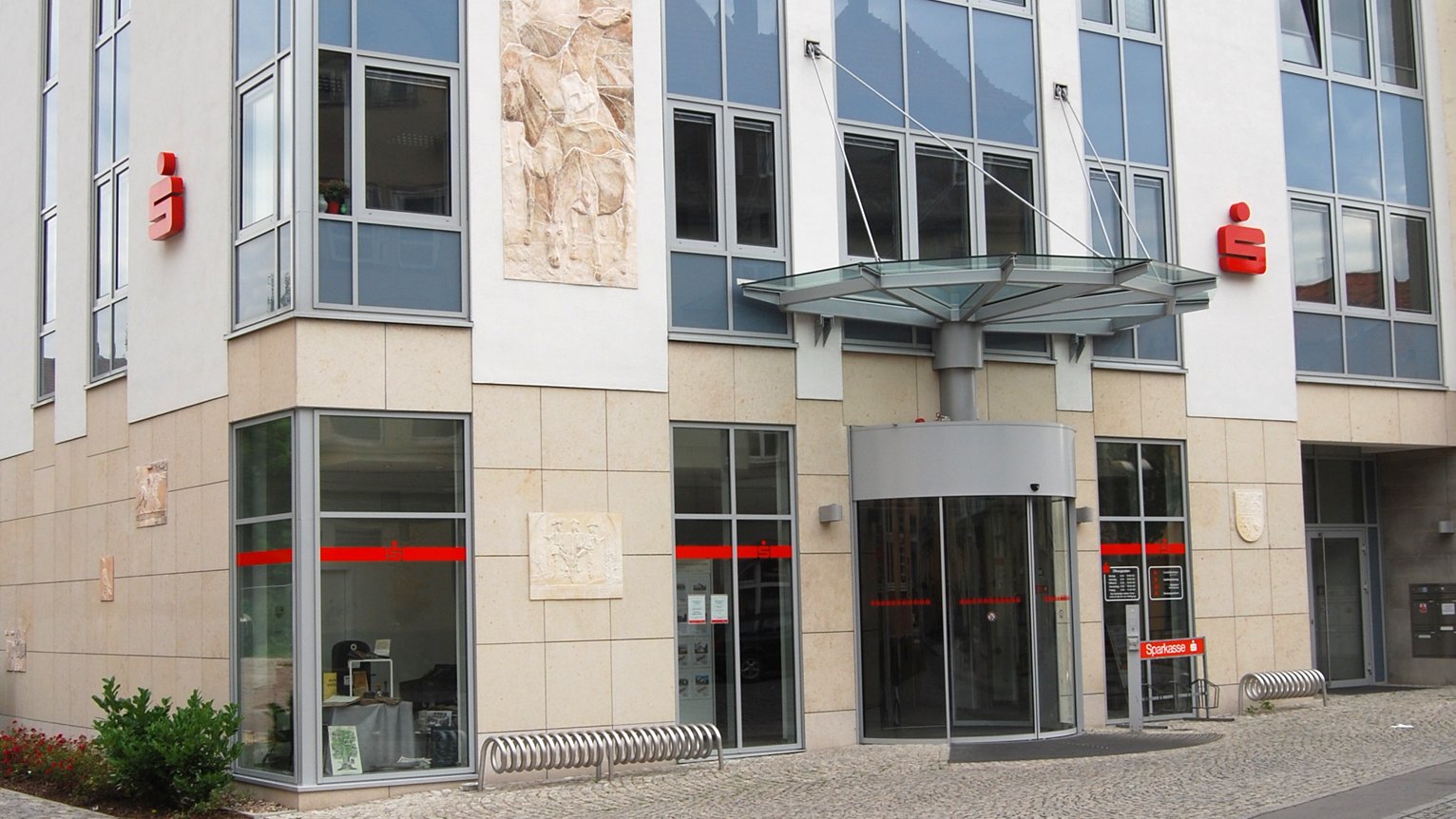 Das Bild zeigt die Sparkasse in der Erfurter Straße