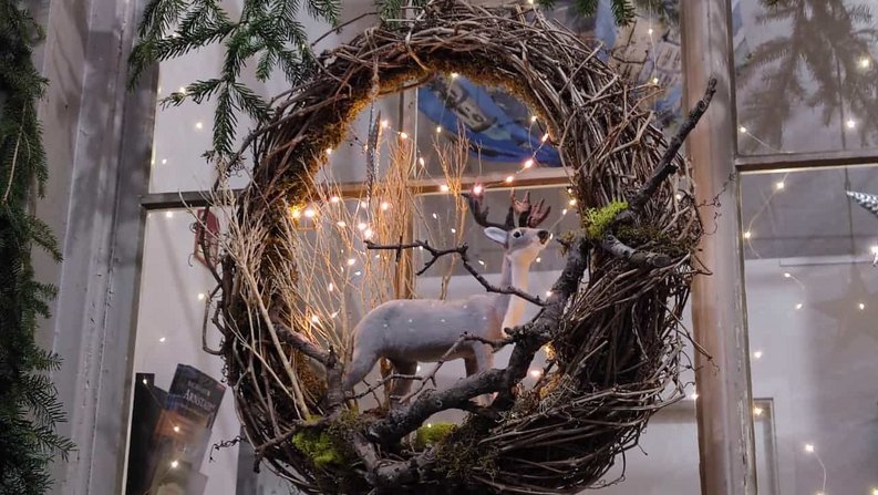 Auf dem Foto ist ein Adventskranz zu sehen. 