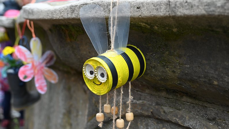 Auf dem Bild ist Brunnenschmuck zu sehen. 