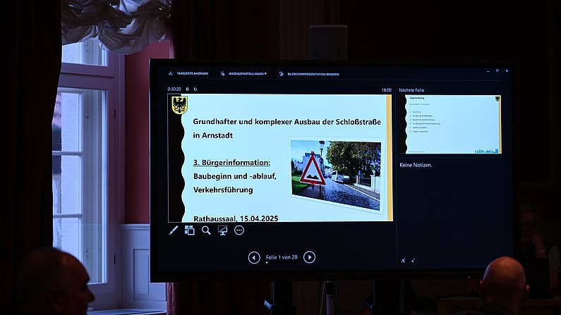 Auf dem Foto ist eine Folie einer Präsentation zu sehen. 