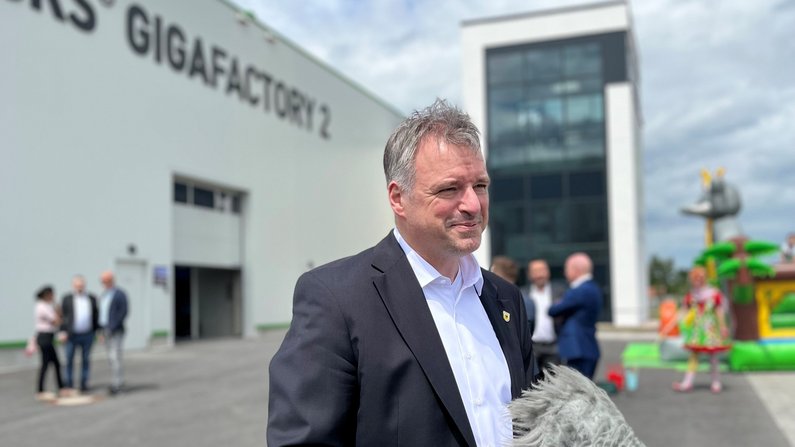 Auf dem Bild ist Stefan Fricke wöhrend der Eröffnungsfeier bei Papacks zu sehen. 