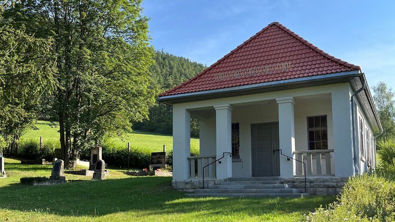 Auf dem Bild ist die Trauerhalle von Dosdorf zu sehen.