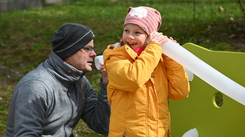 Leni Linse testet eins der Spielgeräte mit ihrem Papa Roman Fischmuth.