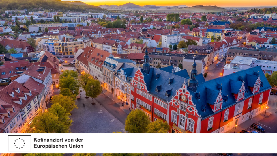 Auf dem Foto ist das Arnstädter Rathaus zu sehen. 