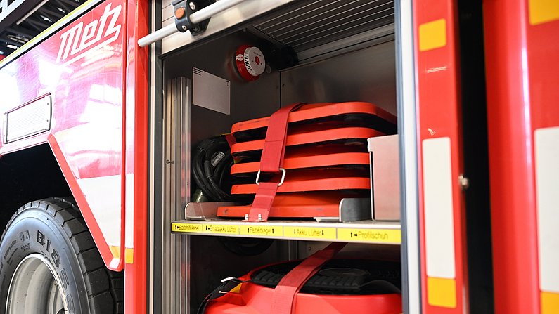 Auf dem Foto sieht man einen verbauten Rauchmelder in einem Feuerwehrfahrzeug. 