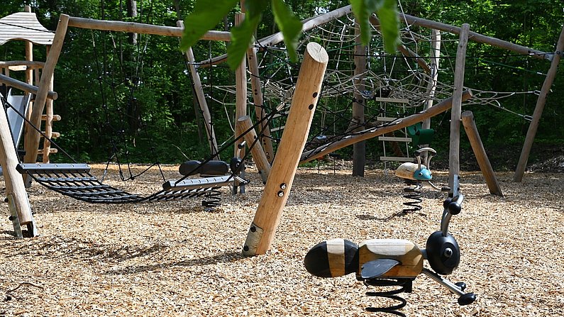 Auf dem Foto ist der neue Spielplatz „Arni Abenteuerspielplatz Alteburg“ zu sehen. 