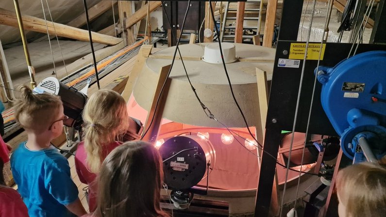 Auf dem Bild sind Kinder hinter den Kulissen des Arnstädter Theaters zu sehen. 