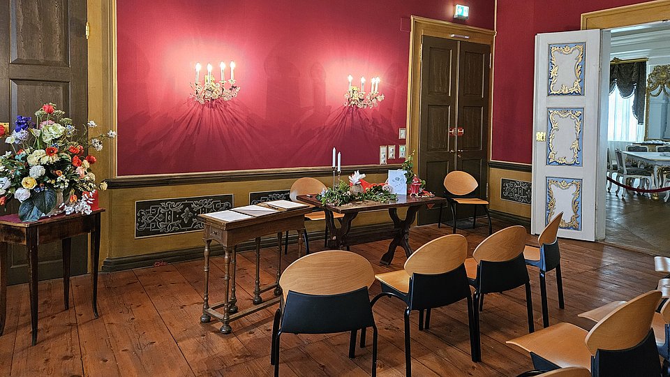 Das Foto zeigt eine Innenansicht des Trauzimmers im Schlossmuseum.