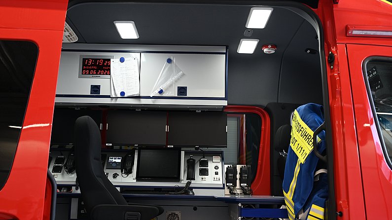 Auf dem Foto sieht man einen verbauten Rauchmelder in einem Feuerwehrfahrzeug. 