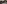 Auf dem Foto ist ein Kran zu sehen, der ein Betonbrückenteil hebt. 
