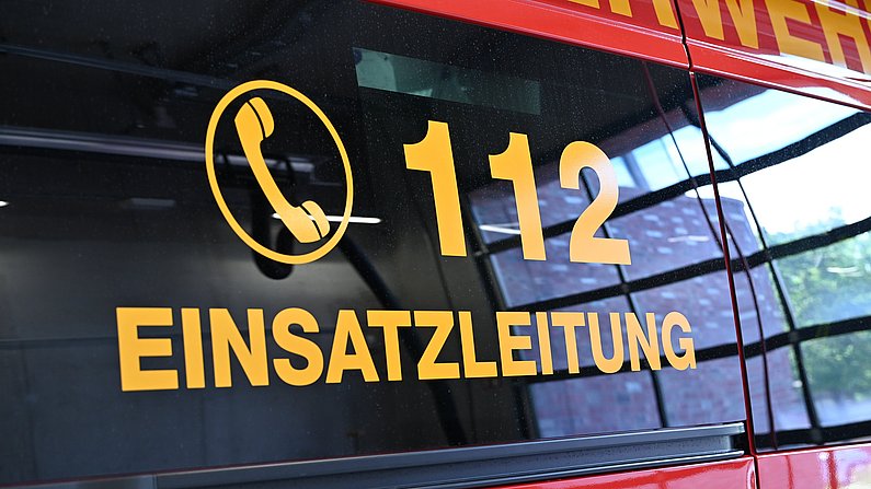 Auf dem Foto ist der Schriftzug „112 Einsatzleitung“ zu lesen.